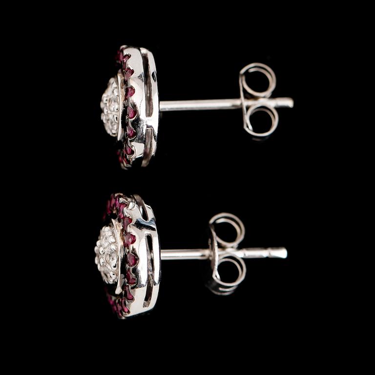 ÖRHÄNGEN, 1 par, 14K vitguld, rubiner och diamanter.