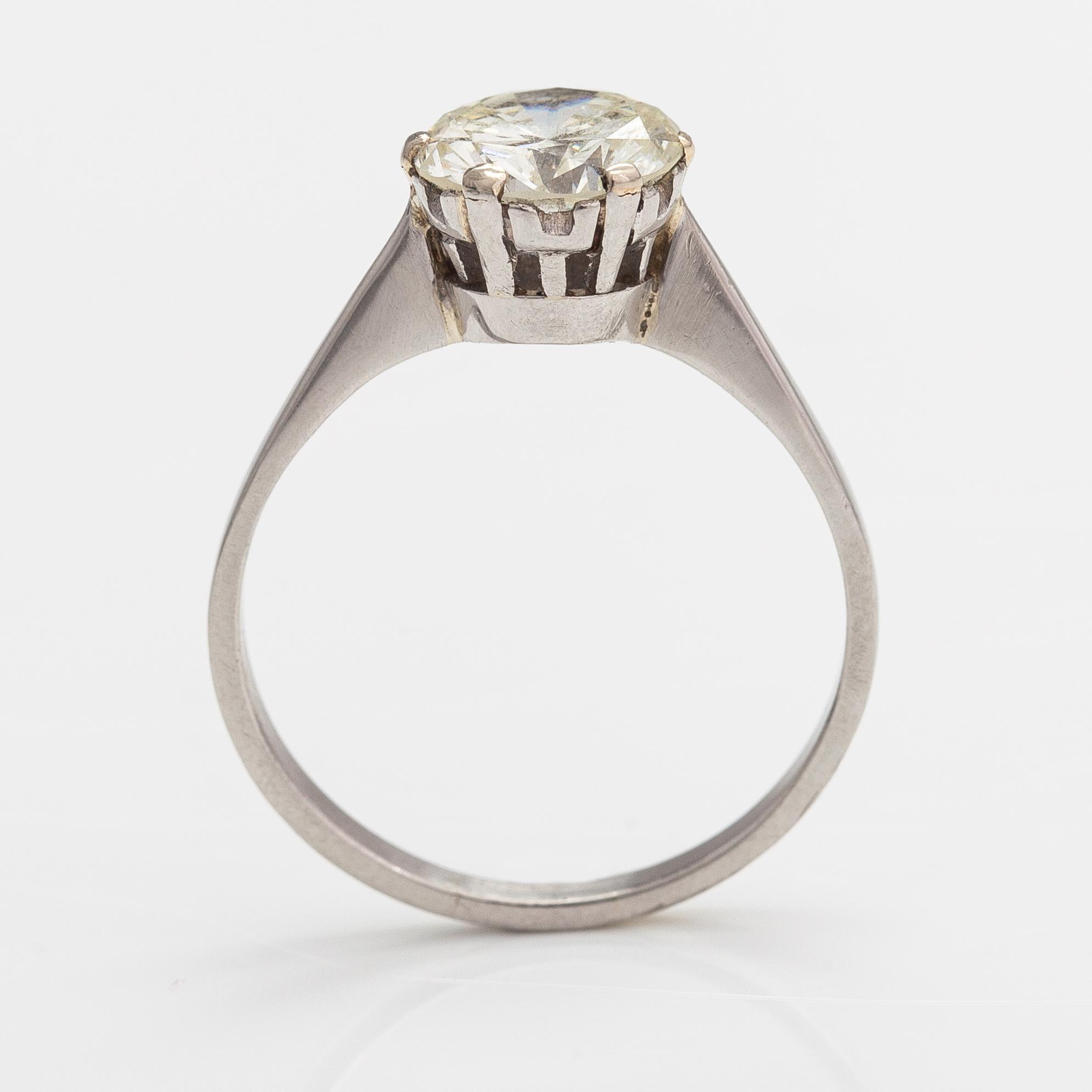 Sormus, 18K valkokultaa, briljanntihiottu timantti n. 2.25 ct todistuksen mukaan.