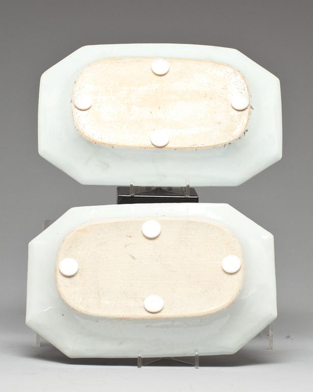 STEKFAT, ett par, porslin. Kina, Qianlong(1736-1795).