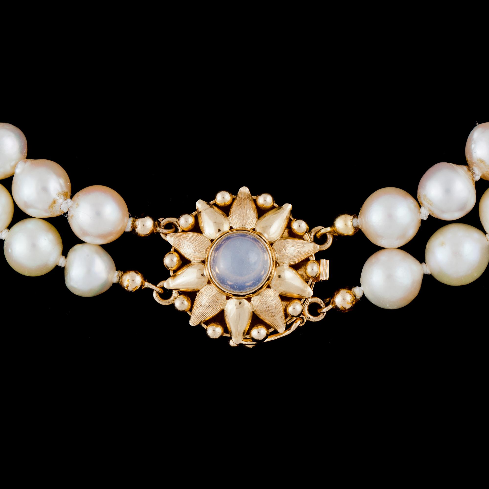 COLLIER, odlade pärlor. Med lås i 18k guld besatt med månsten. Guldsmedsatelje G B nilsson, Södertälje 1960.
