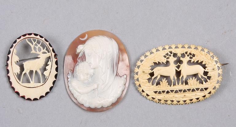 KAMÉ SAMT BROSCHER, 3 delar, snäckskal resp ben, sent 1800-tal.