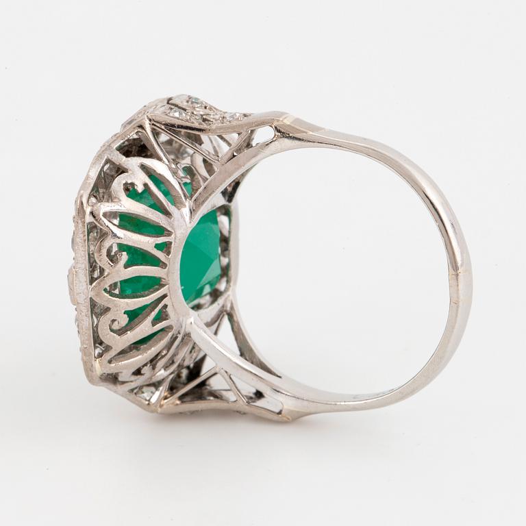RING, med smaragdslipad smaragd och diamanter, art déco.