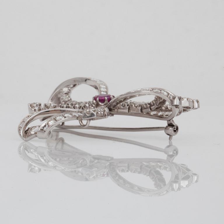 BROSCH med briljant- och baguetteslipade diamanter samt rubin.
