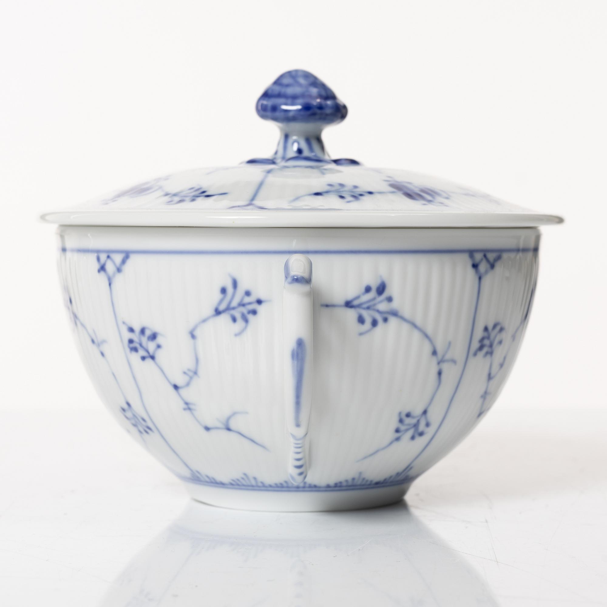 Royal Copenhagen, buljongkoppar med lock och fat, 8 st, "Musselmalet", Danmark, 1958-64.