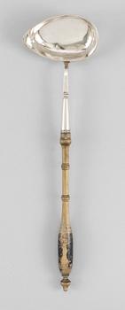 824. SOPPSLEV, silver och trä. Otydliga stämplar, 1836.