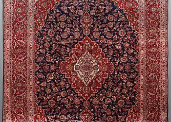 A carpet, Kashan, ca 420 x 292 cm.