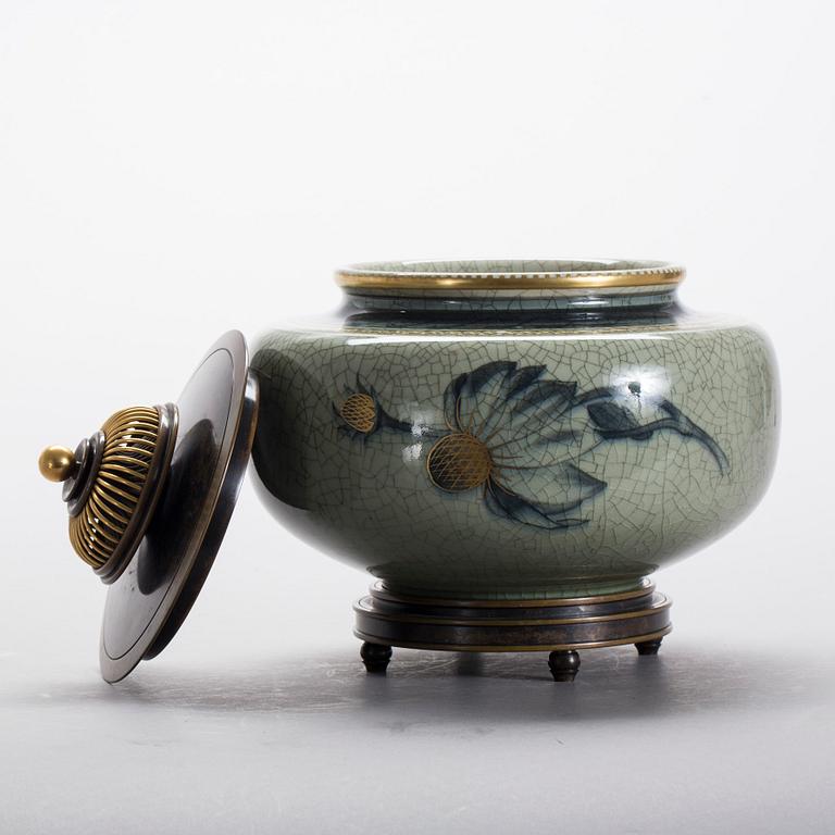 URNA MED LOCK, porslin och brons,  Knud Andersen för Royal Copenhagen.