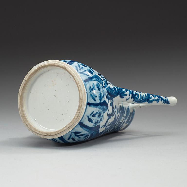 A blue and white Export ewer, Qing dynasty, early 18th Century.