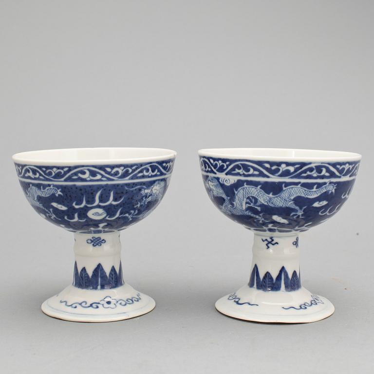 ALTARBÄGARE/STEMCUPS, ett par, porslin, Kina 1900-tal.