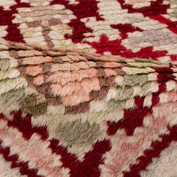 A RUG, a semi-antique Spanish, ca 239,5 x 167,5 cm (as well as ca 2 cm flat weave at the ends),