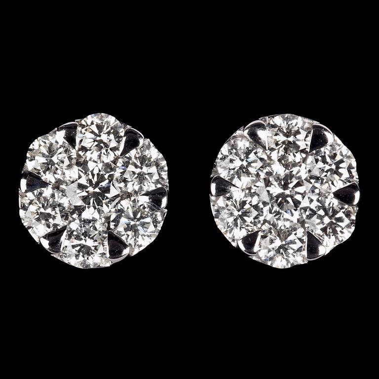 A pair of brilliant cut diamond earrings, tot. app. 2.50 cts.