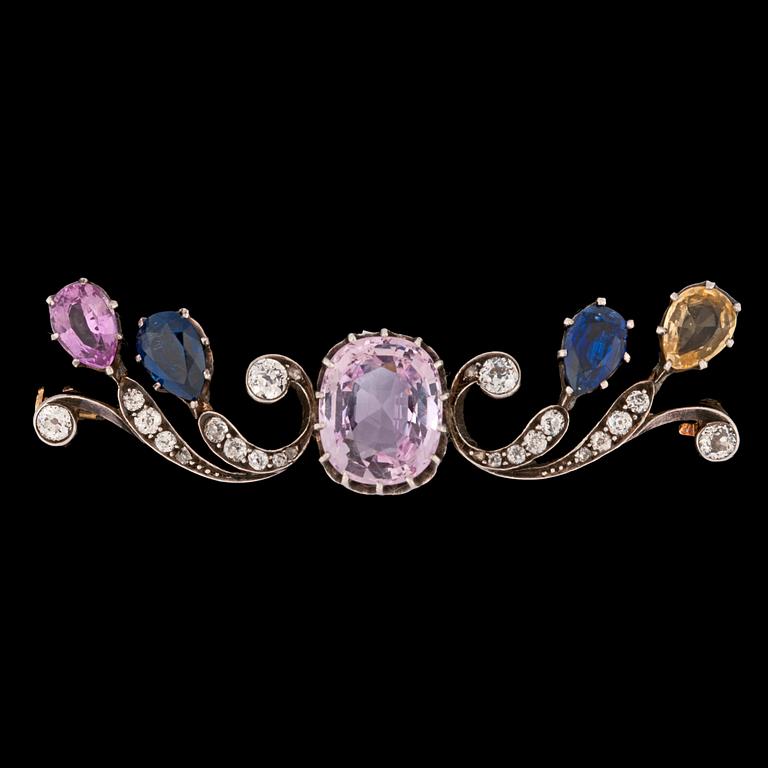 A pink sapphire, 7.42 ct, blue sapphires, tot. app. 3.20 cts and antique cut diamond brooch.