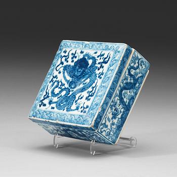 551. A Chinese porcelain box and cover, Qing dynasty, early 19th century.