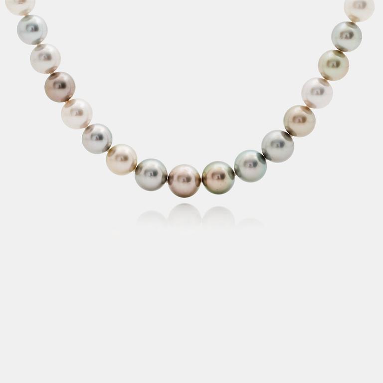 A cultured Tahitian pearl necklace. Pearls Ø 12.2 - 14.9 mm.