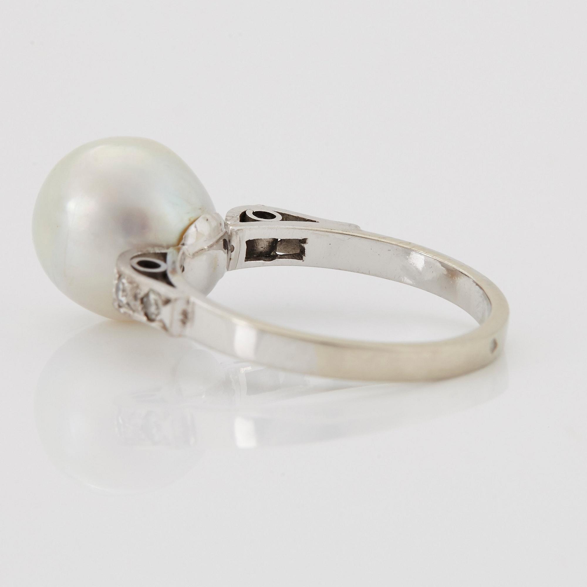 Ring 18K vitguld med en pärla och åttkantslipade diamanter.