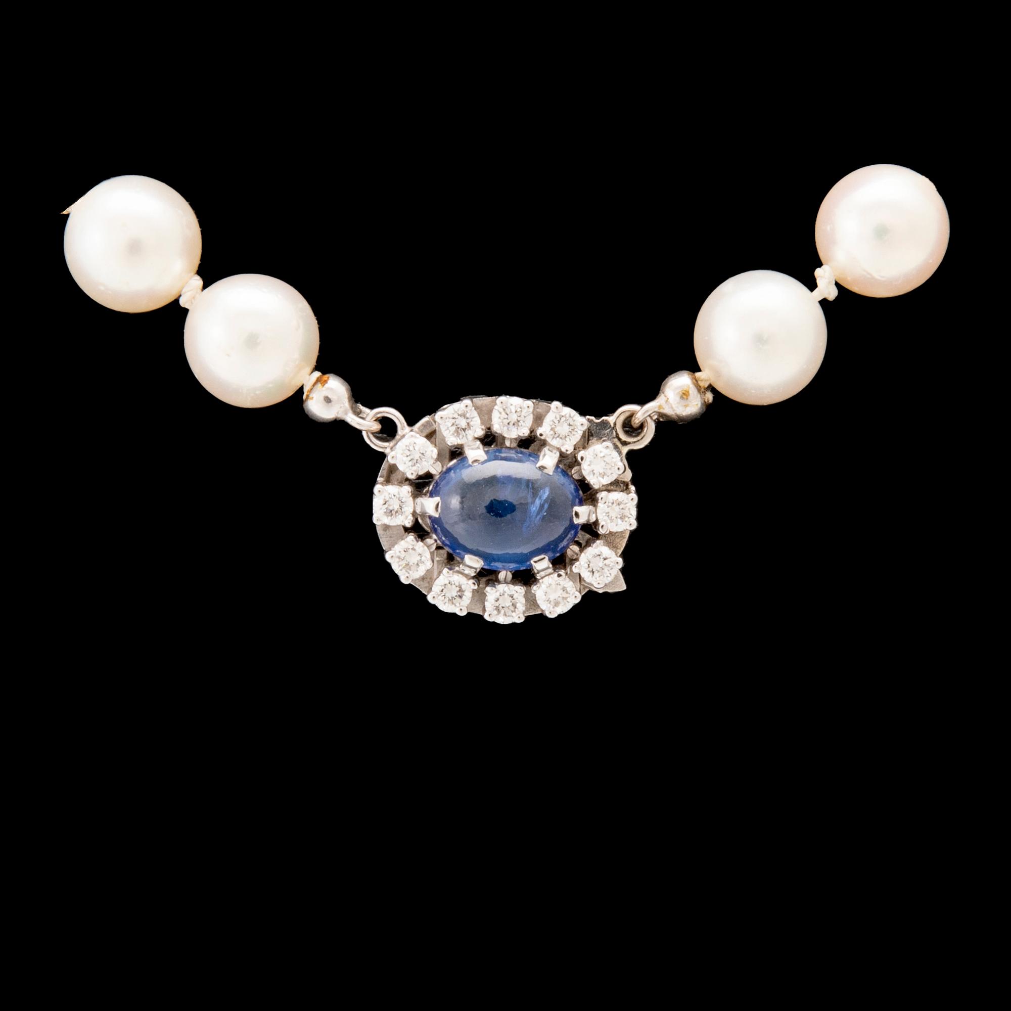 Necklace with cultured pearls, clasp in 18K white gold with cabochon-cut sapphire and round brilliant-cut diamonds.