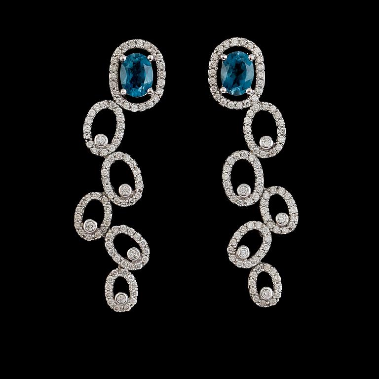 ÖRHÄNGEN, 1 par, 14K vitguld, briljantslipade diamanter tot ca 2.00 ct. Vikt ca 8 g.