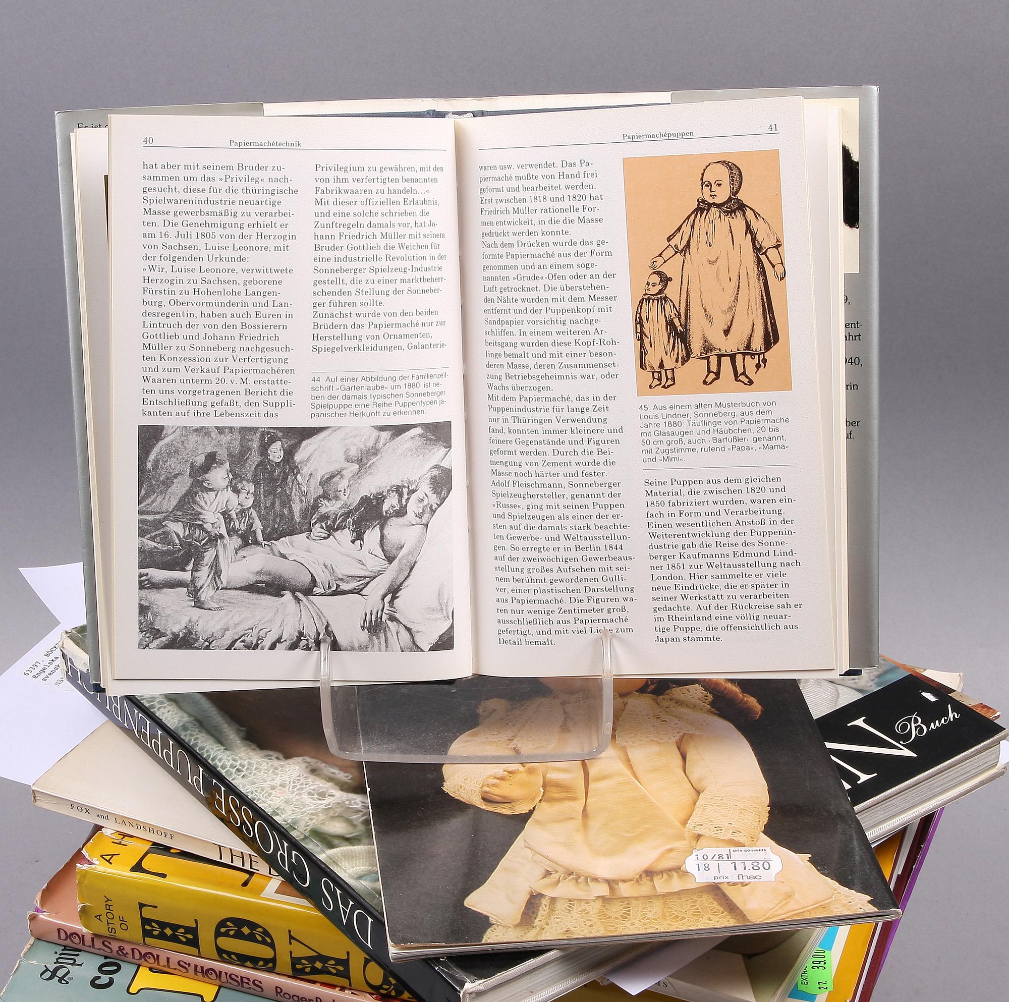 BÖCKER, 13 st, om dockor. Engelska, tyska, franska och svenska. 1900-talets andra hälft.