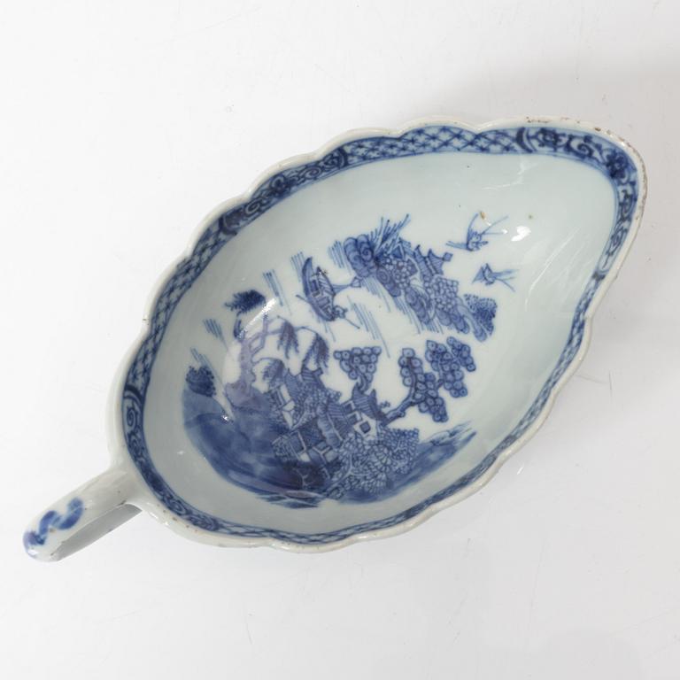 A Chinese blue and white export porcelain sauce boat and a sauce bowl, Qing dynasty, Qianlong (1736-95).