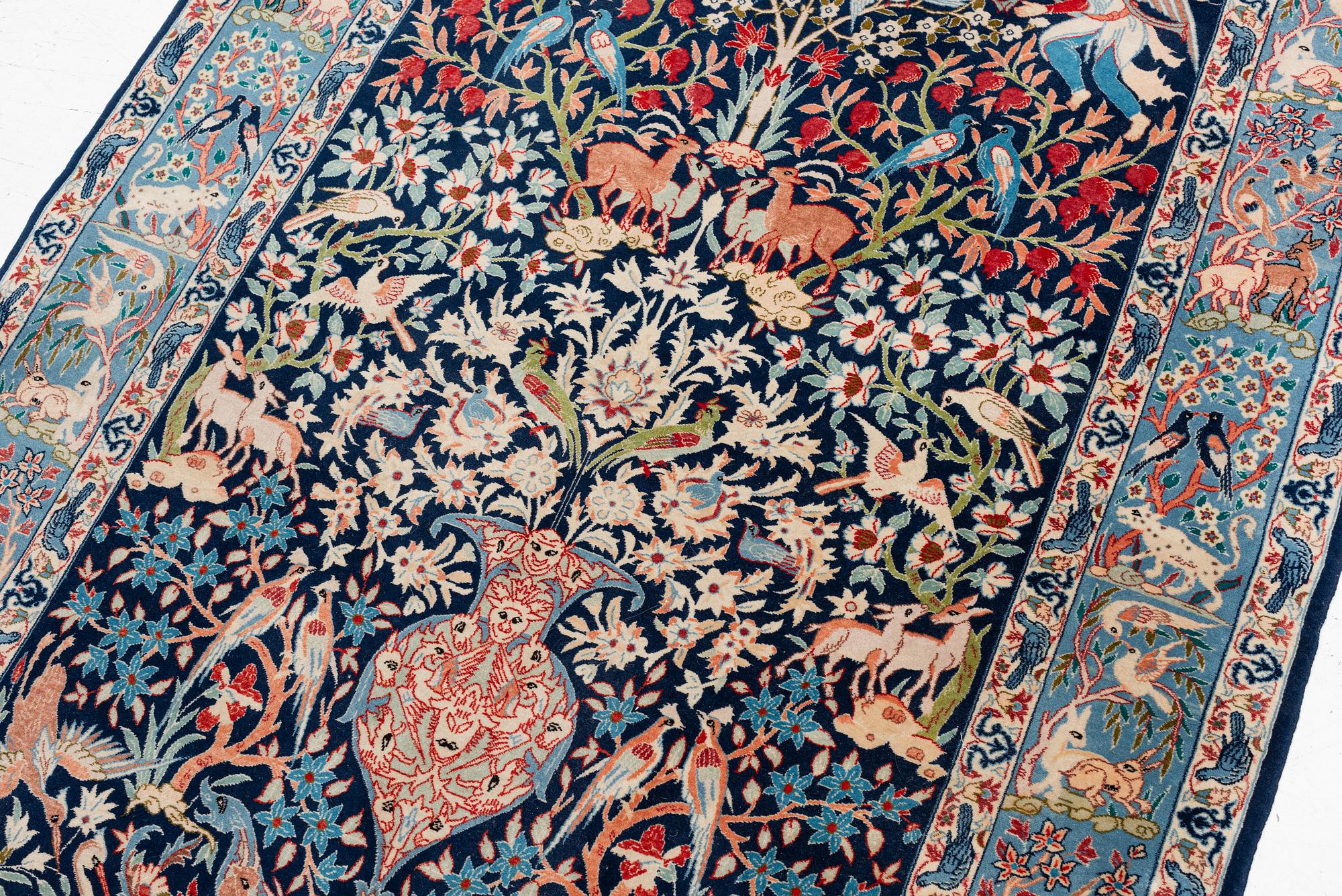 Carpet. Isfahan. figural, approx. 167 x 108 cm.