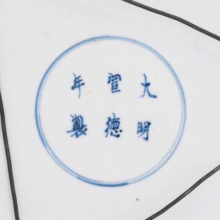 Tallrik, porslin, signerad, sen Qingdynasti.