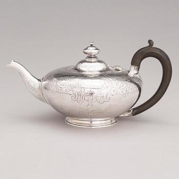 A sterling silver teapot, mark of W.M, London 1944.