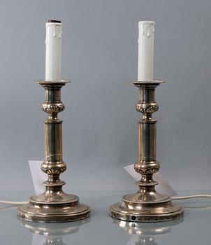 LJUSSTAKAR/BORDSLAMPOR, ett par, silver, Nikols & Plinke, S:t Petersburg 1826.