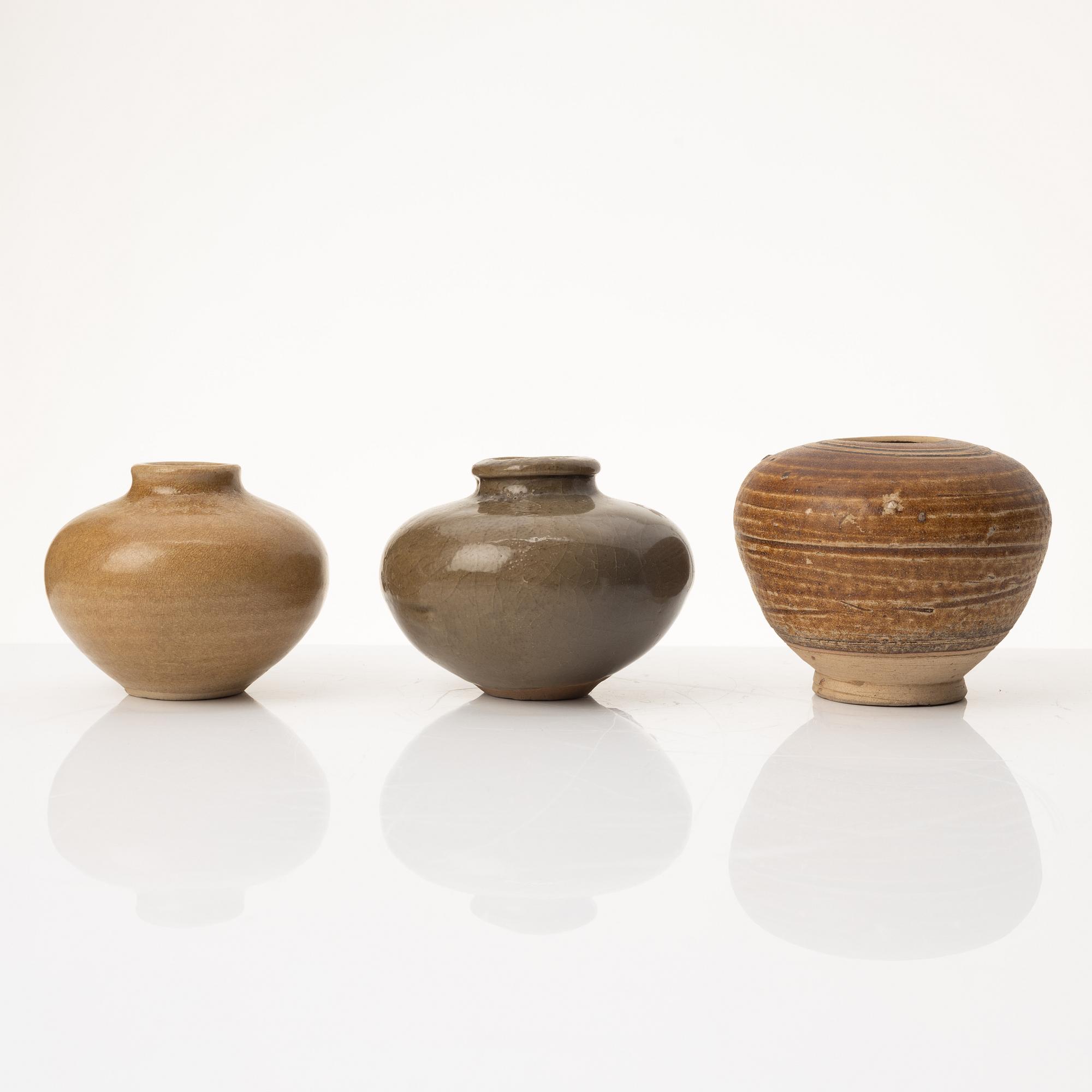 Krukor, två stycken, vaser, två stycken, skål och kanna, Mingdynastin (1368-1644.