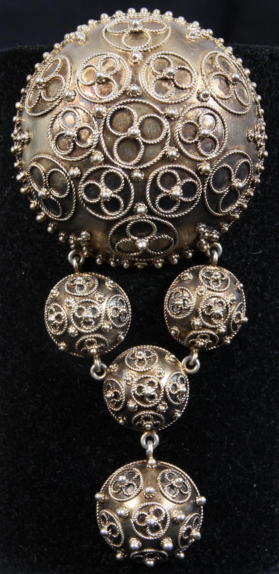 BROSCH, ÖRHÄNGEN, ett par samt HÄNGSMYCKE, silver. L. Bökman, Stockholm, 1880-81. 35 gram.