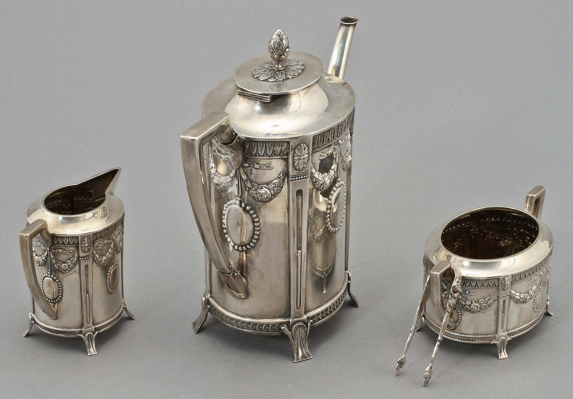 KAFFESERVIS 3 delar, silver, gustaviansk stil, Carl Gustaf Hallberg, Stockholm, 1910. V 1 180 g.