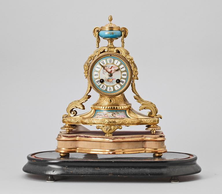 BORDSPENDYL, Ny Louis XVI, Paris, 1800-talets slut.