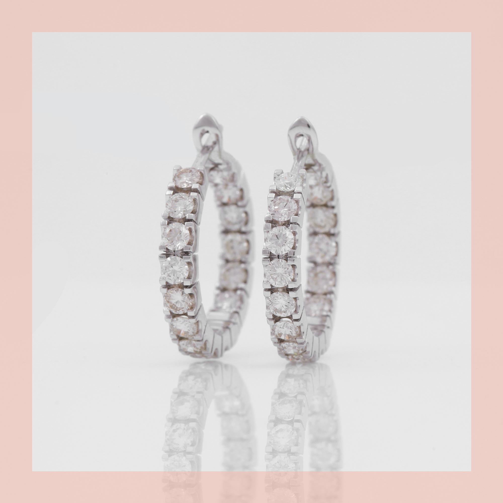 ÖRHÄNGEN, creoler i vitguld med diamanter cirka 3 ct.