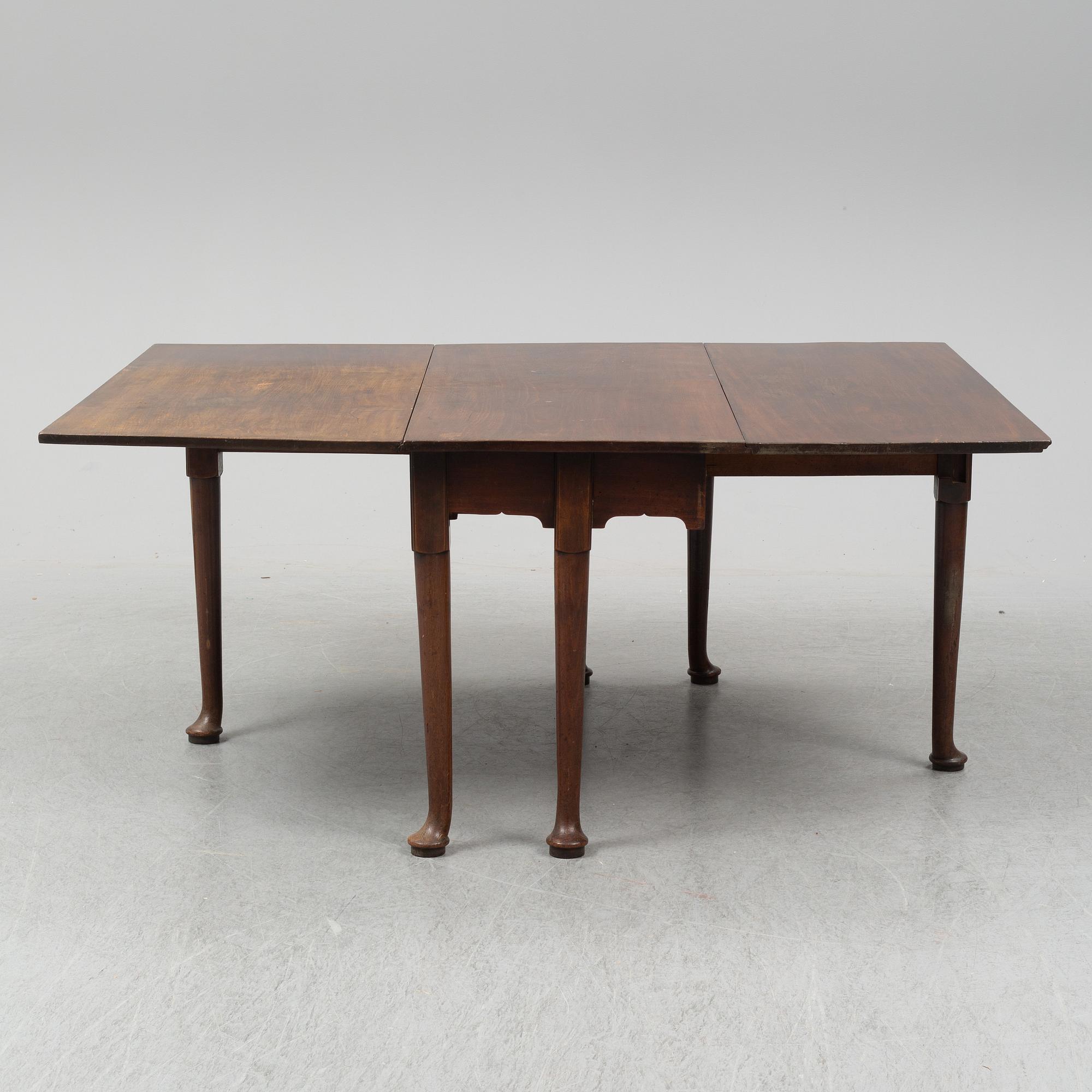 A two-piece mahogany gate leg table, 19th Century.