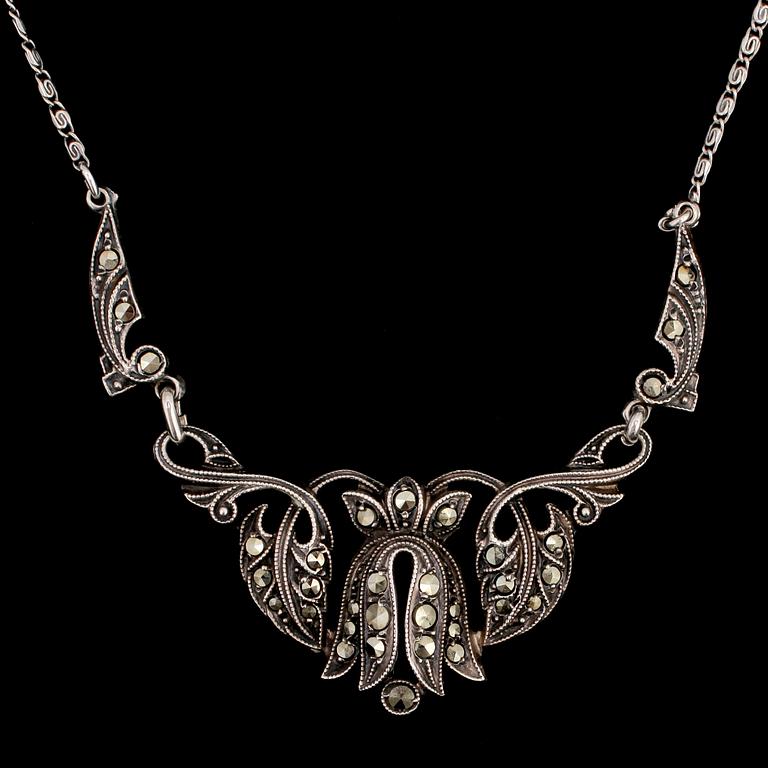 SMYCKESET, 2 delar, silver, markasiter och oäkta pärlor, 1900-talets mitt. Vikt 11 g.