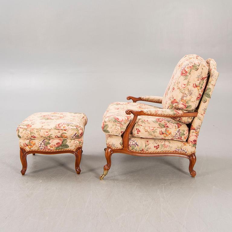Fåtölj med fotpall Louis XV-stil 1900-talets senare del.