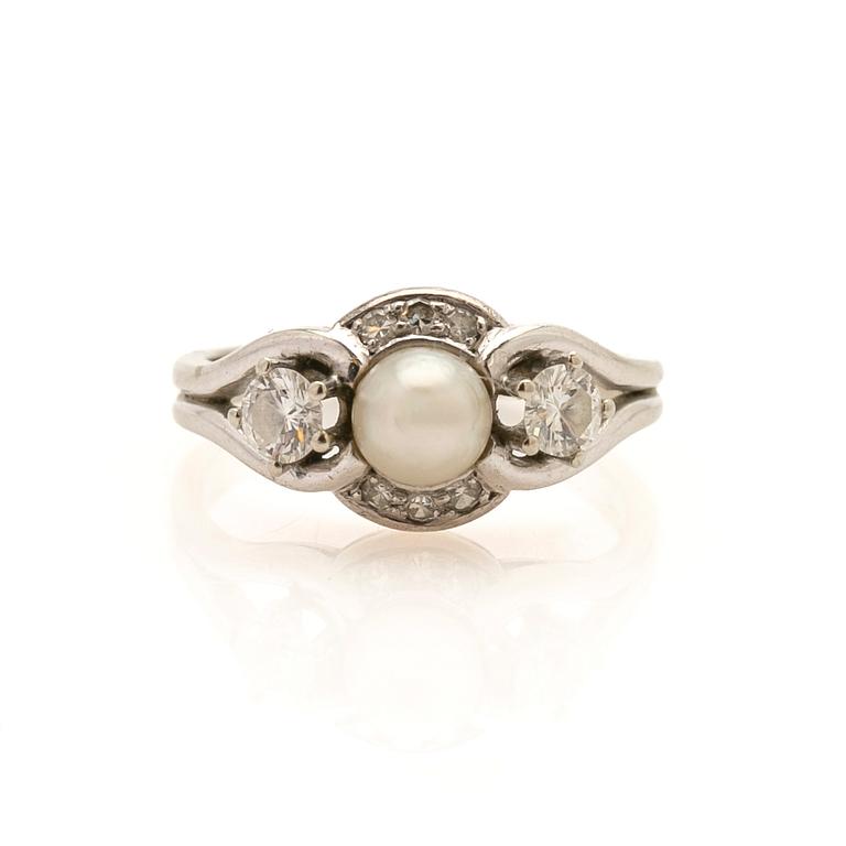 Ring, 18k,  med pärla och briljanter.