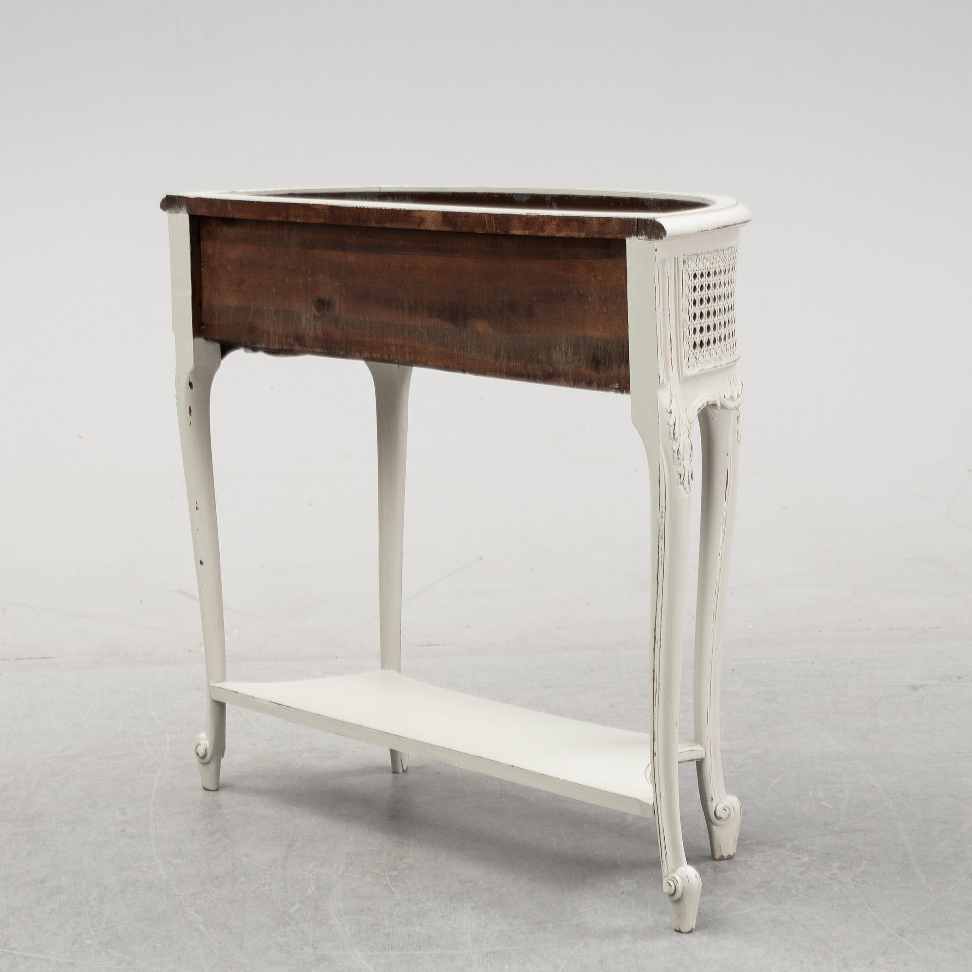 Blombord, rokokostil, från omkring år 1900.