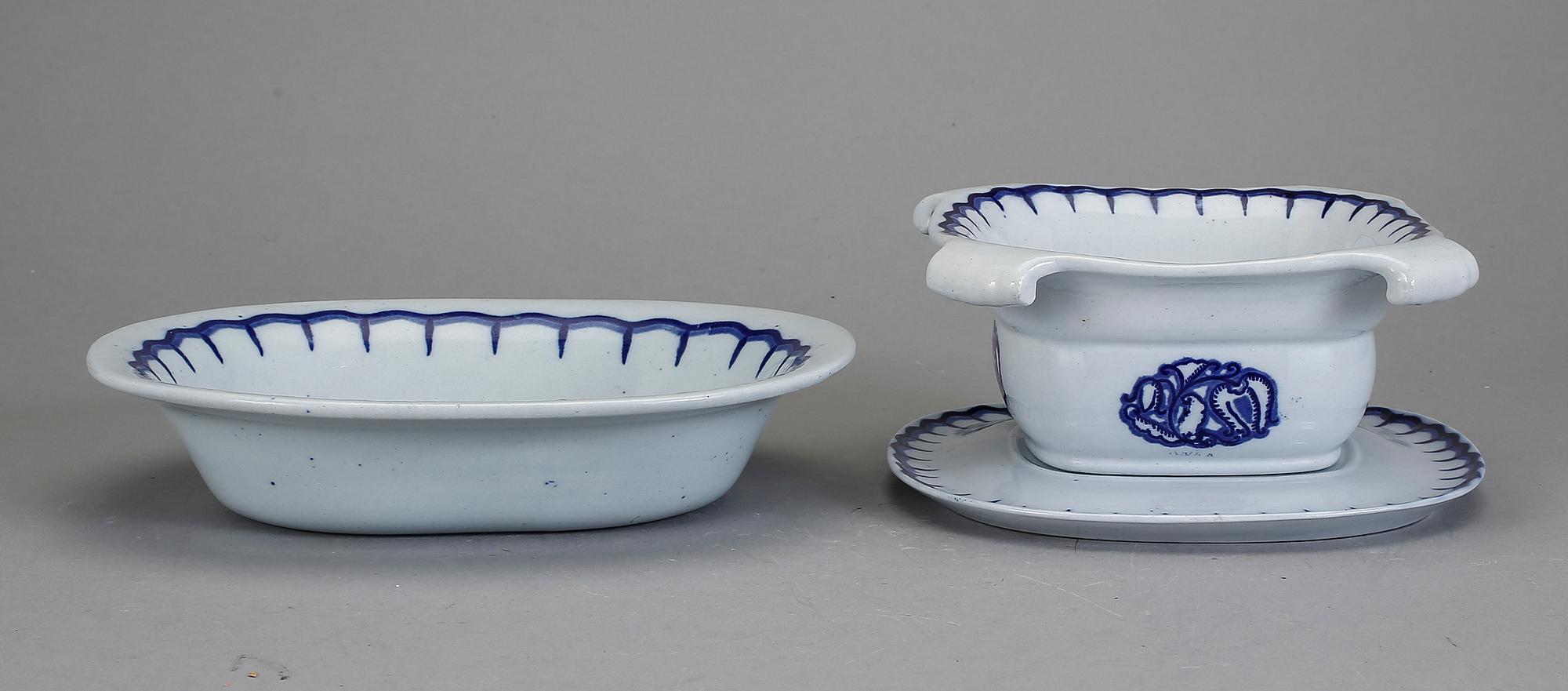 SERVIS, ca 50 delar, flintgods, "Liljeblå", Wilhelm Kåge, Gustavsberg, omkring 1920.