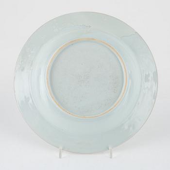 Vaser, ett par, porslin, Kina, 1900-tal samt tallrik, porslin, Kina, Qianlong (1736-95).