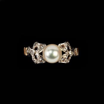 RING, 18k guld med odlad pärla och små diamanter. Vikt 3 g.