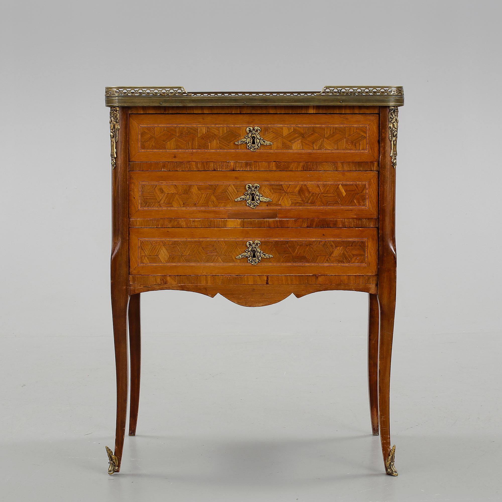 BYRÅ, LOUIS XVI stil, 1900-talets första hälft.