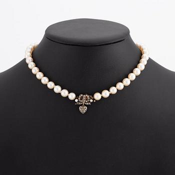 Pearl necklace with cultured pearls, antique clasp in gold and silver set with old-cut diamonds.