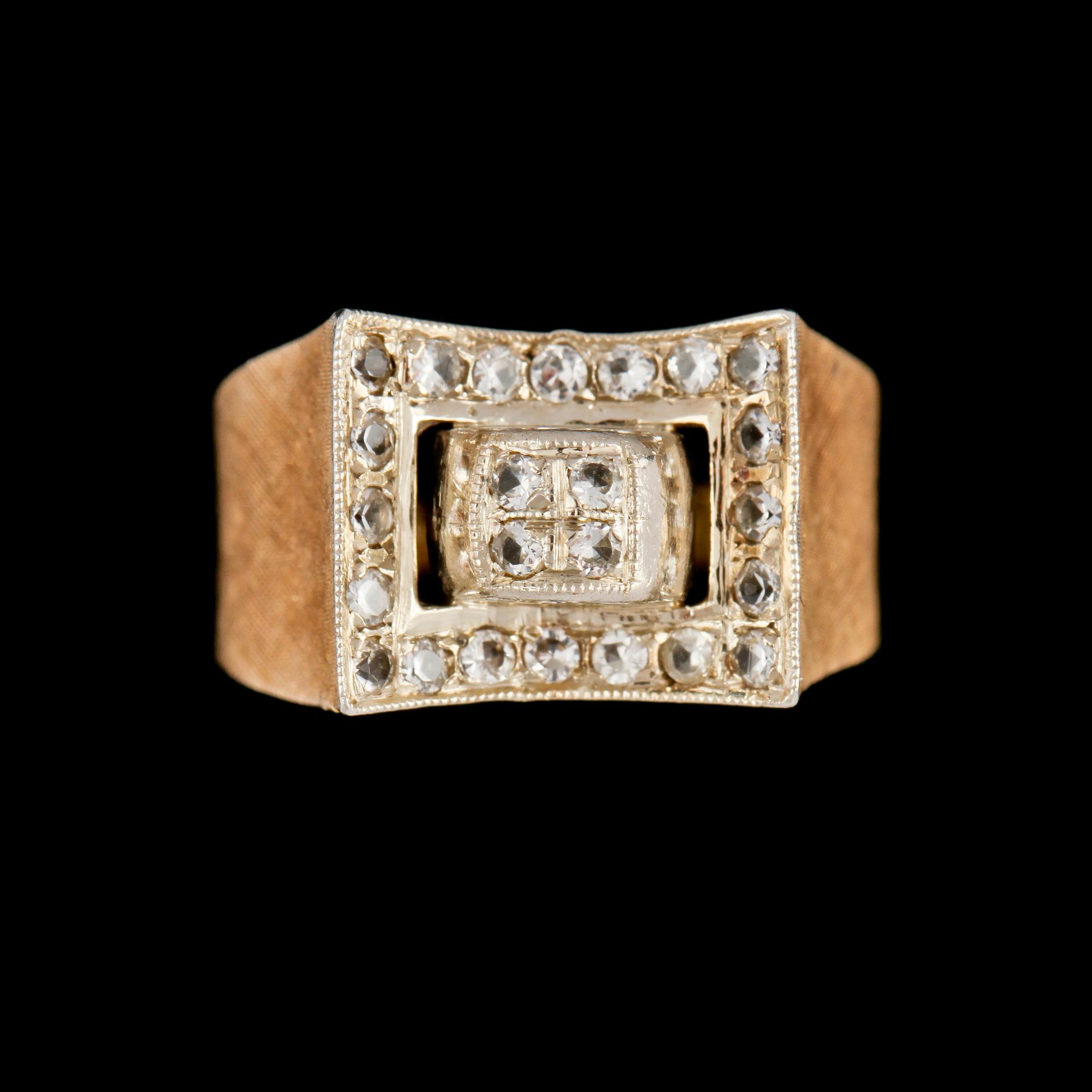 RING, 14K guld med åttkantslipade vita stenar. Vikt 6,1 g.