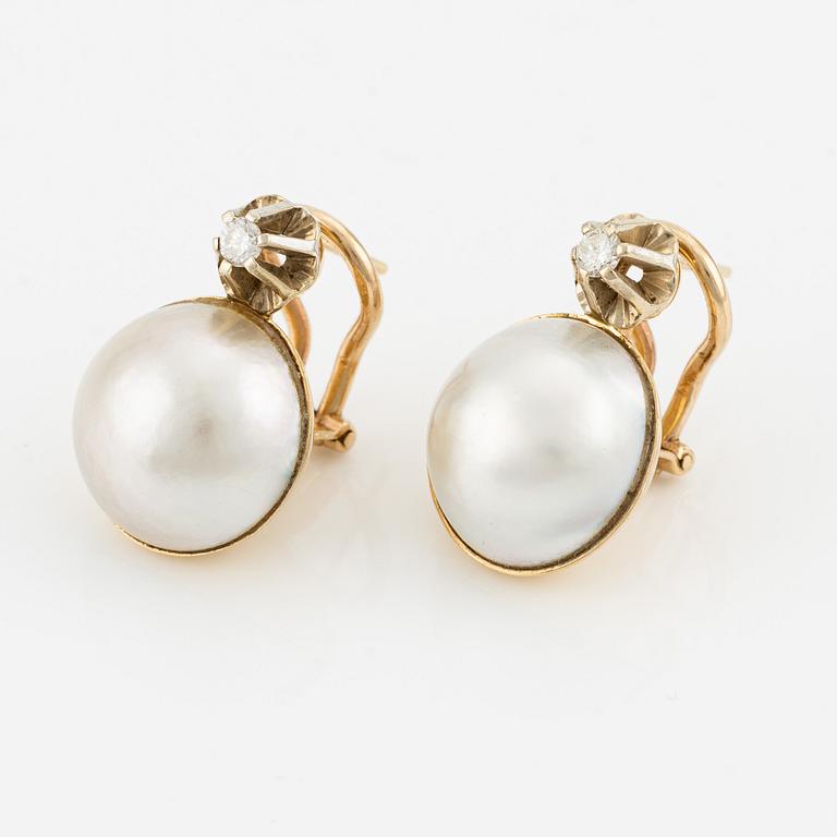 Earrings, a pair, 18K gold with mabé pearls and brilliant-cut diamonds.