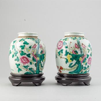 A pair of Chinese porcelain urns, 19th century.