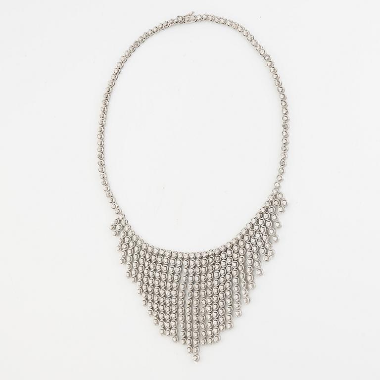 Collier 18K vitguld med briljantslipade diamanter.