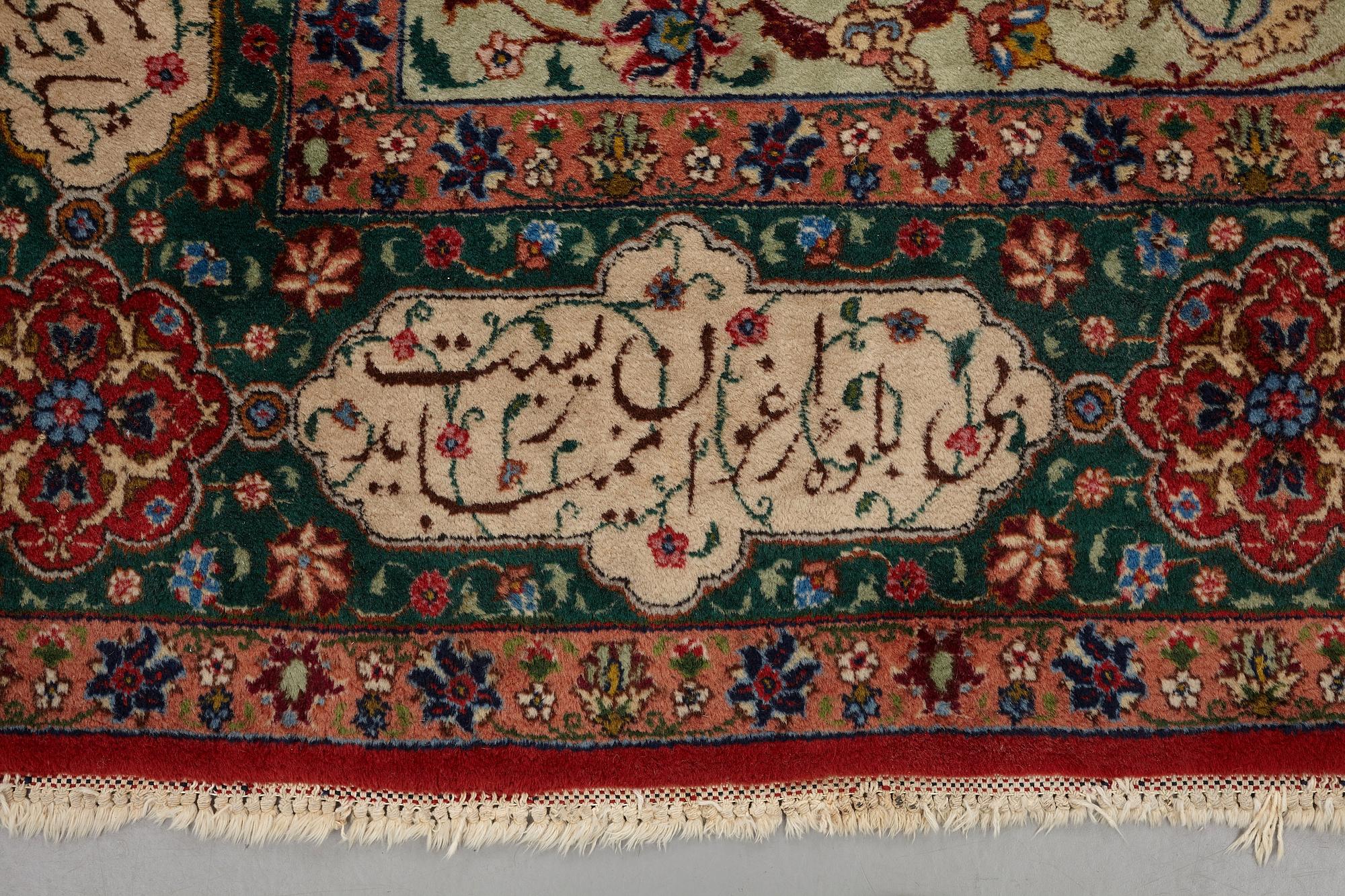 Matta, semiantik Täbris, signerad ca 335,5 x 256,5 - 261,5 cm.
