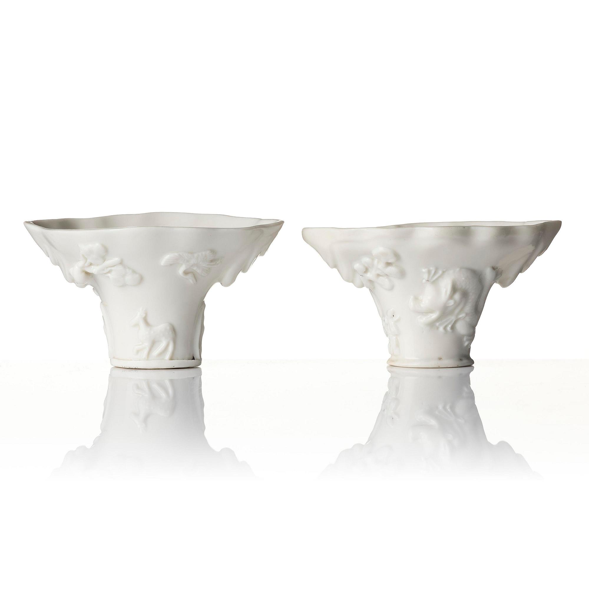 Vinofferbägare, två stycken, porslin. Qingdynastin, 1700-tal.