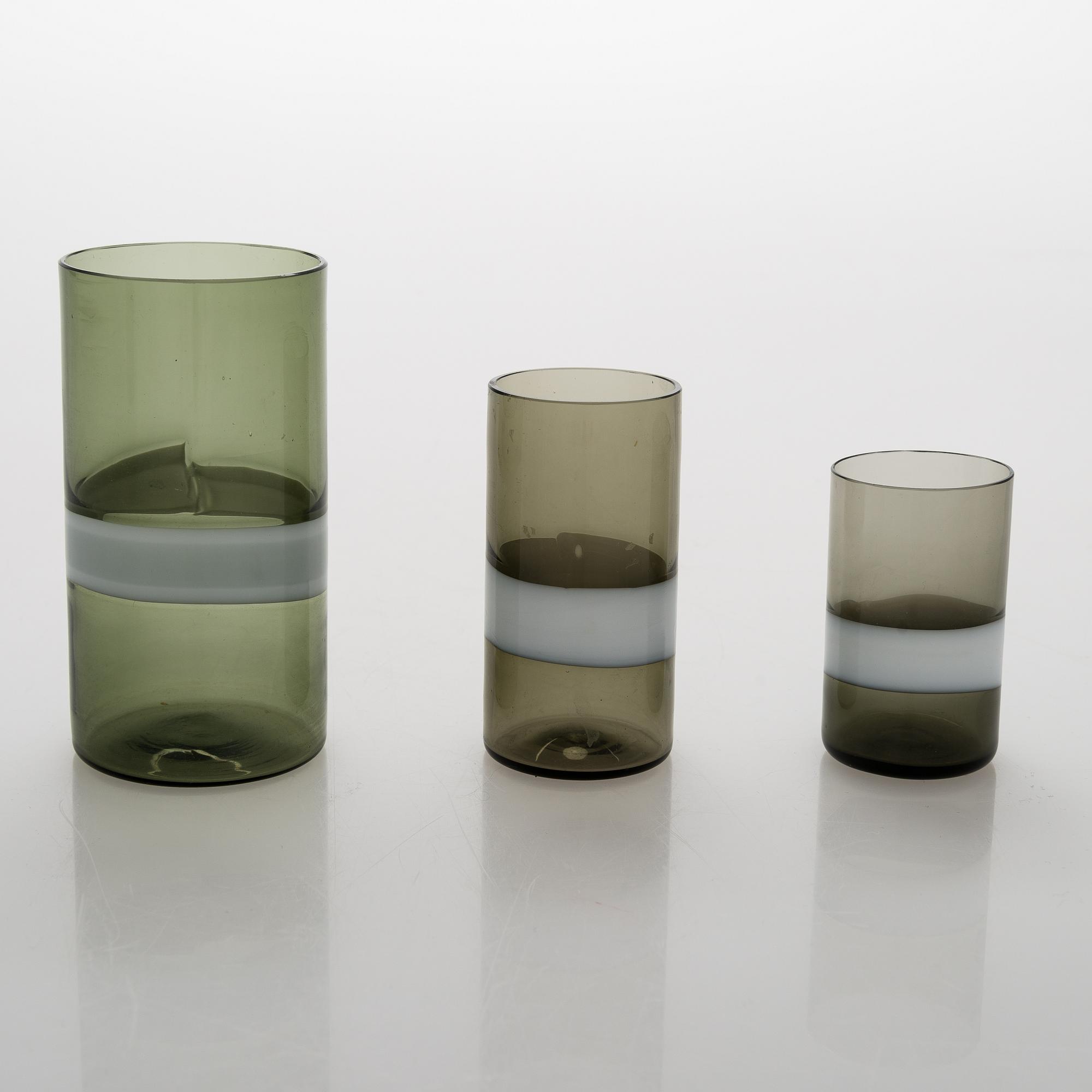A glass carafe with 9 drinking glasses. The carafe signed Venini, Murano ITALIA.