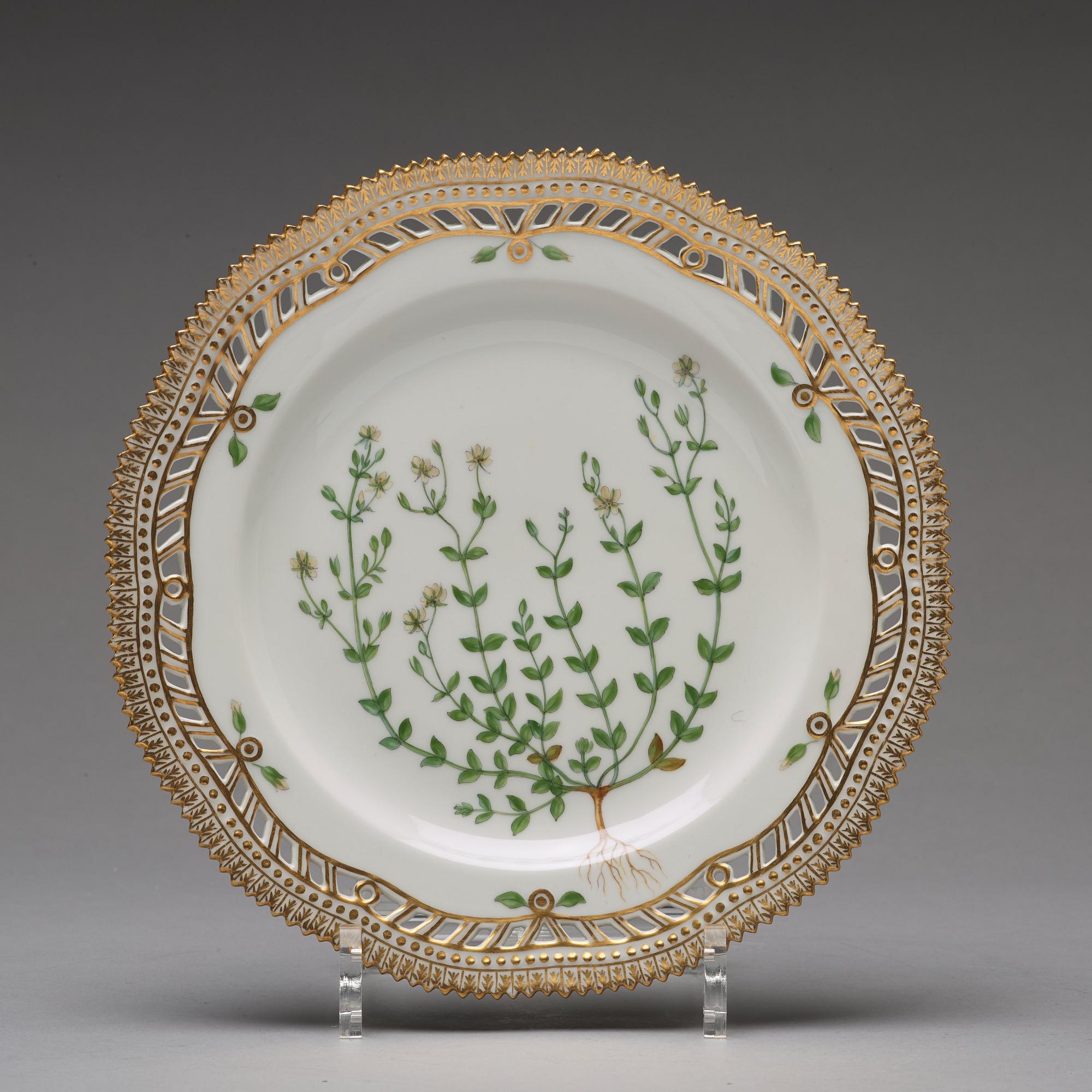 A set of 12 Royal Copenhagen 'Flora Danica' dessert dishes, Denmark, 20th Century.